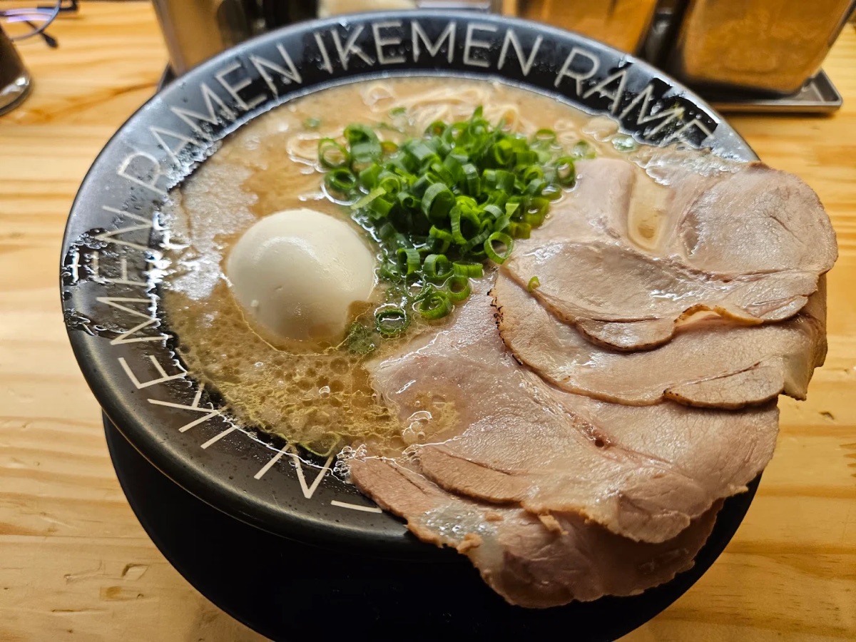 Bowl of tonkotsu ramen at Ikemen Ramen, São Paulo
